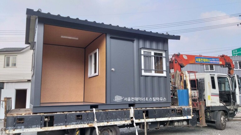 지붕과 정자가 있는 운치 있는 컨테이너 제작
