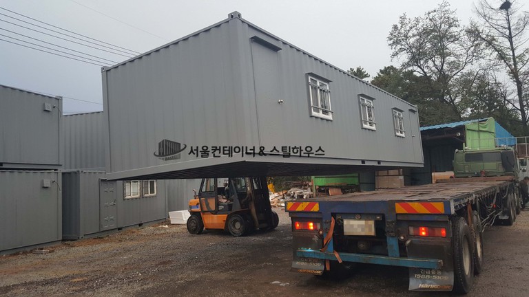  4m12m 기본형에 바닥에 데코타일이 작업된 컨테이너