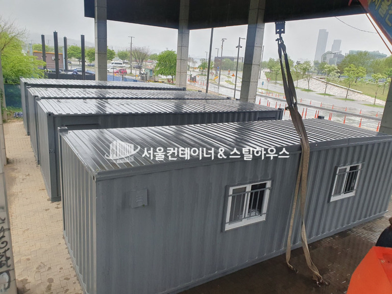 교통체증을 피해 새벽부터 달려간 서울 반포대교 남단 컨테이너 임대 현장입니다.- 뚜벅뚜벅 축제 행사를 위한 물품 보관시설 컨테이너입니다.