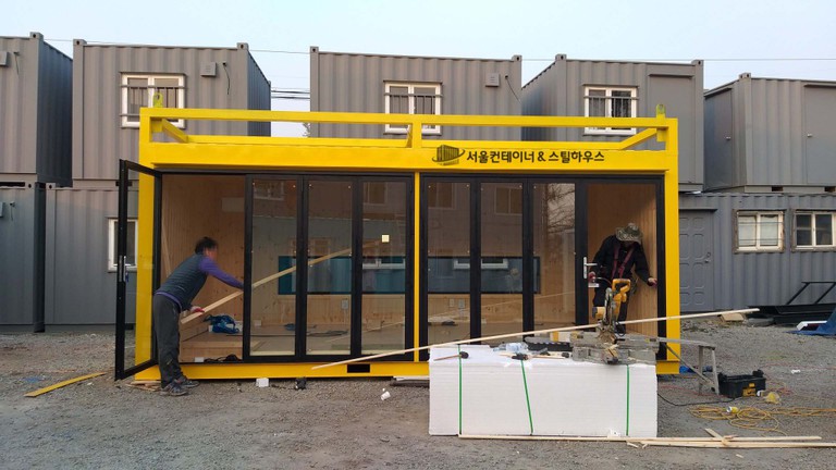   천안의 키즈존에 납품된 컨테이너카페와 중고컨테이너를 소개합니다.