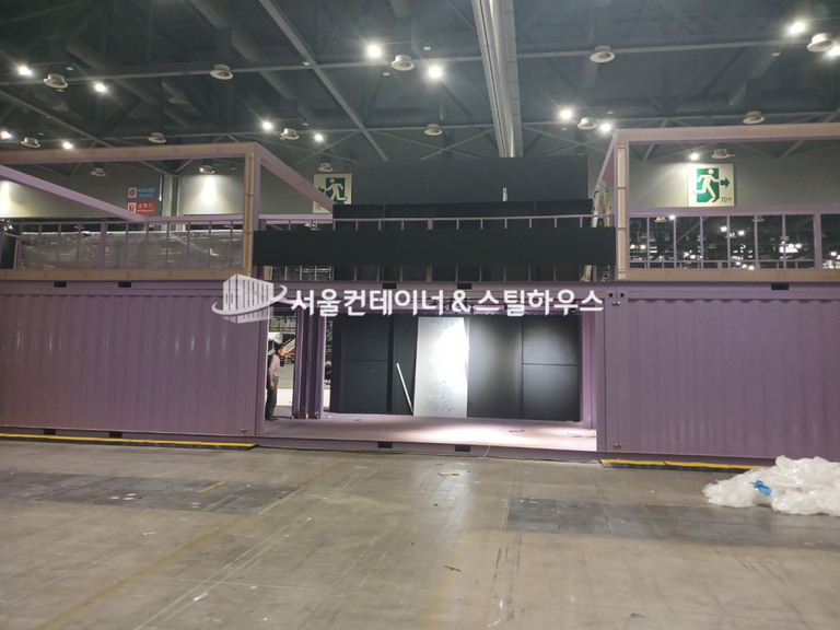 일산 킨텍스 출고된 포르쉐 행사장 컨테이너 오픈컨테이너 내외부 인테리어 진행중인 사진입니다.