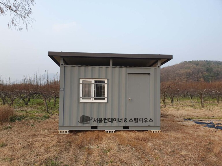 충북 음성 생극으로 출고된 지붕이 있는 소형 컨테이너입니다.