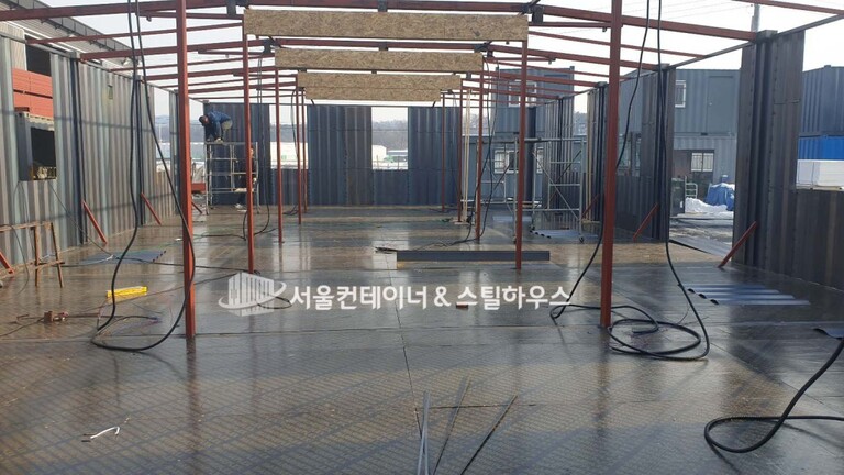 최고의 한파 속에서 작업하고 있어요~  10m21m 연동형컨테이너 제작하고 있는 서울컨테이너  공장 모습 입니다.